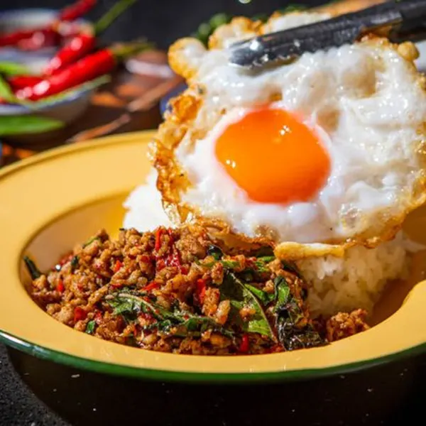ข้าวกระเพราไข่ดาว